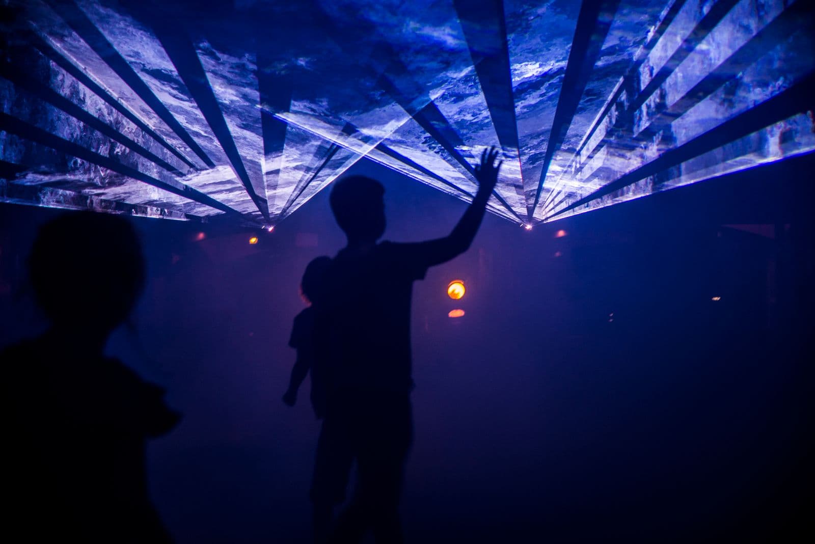 GLOW: תערוכת האור בהאנגר 11